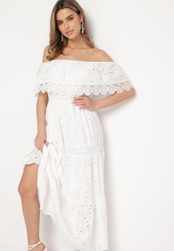Born2be - Biała Ażurowa Sukienka Hiszpanka Maxi z Bawełny Ozdobiona Koronką Bimiosa. Typ kołnierza: dekolt hiszpanka. Kolor: biały. Materiał: koronka, bawełna. Wzór: koronka, aplikacja, ażurowy. Długość: maxi