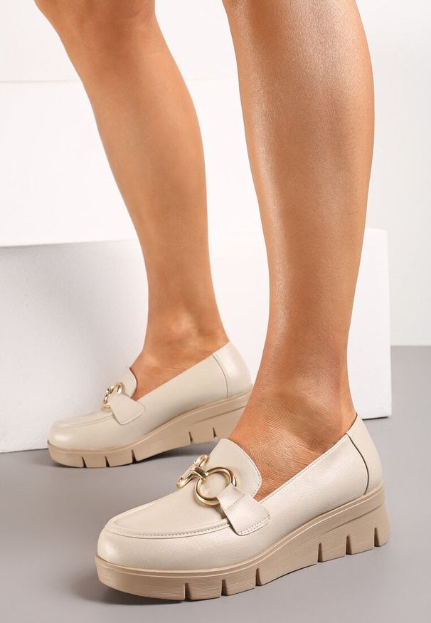 Renee - Beżowe Wsuwane Półbuty ze Skórzaną Wkładką na Koturnie z Ozdobną Klamrą Zanthia. Zapięcie: bez zapięcia. Kolor: beżowy. Materiał: skóra. Obcas: na koturnie. Styl: elegancki