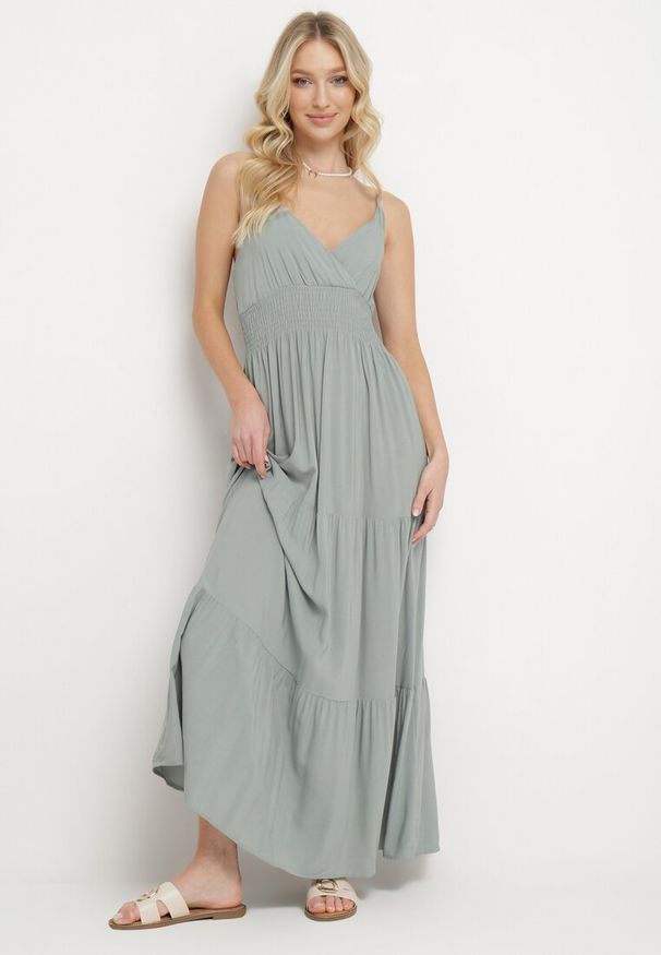 Born2be - Ciemnozielona Sukienka Rozkloszowana na Regulowanych Ramiączkach z Bawełny Aletise. Okazja: na co dzień, na spacer. Typ kołnierza: dekolt w kształcie V. Kolor: zielony. Materiał: bawełna. Długość rękawa: na ramiączkach. Styl: casual, elegancki