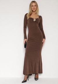 Born2be - Brązowa Sukienka Koktajlowa z Biżuteryjną Aplikacją i Długim Rękawem Idivianne. Kolor: brązowy. Długość rękawa: długi rękaw. Wzór: aplikacja. Typ sukienki: dopasowane. Styl: wizytowy #6