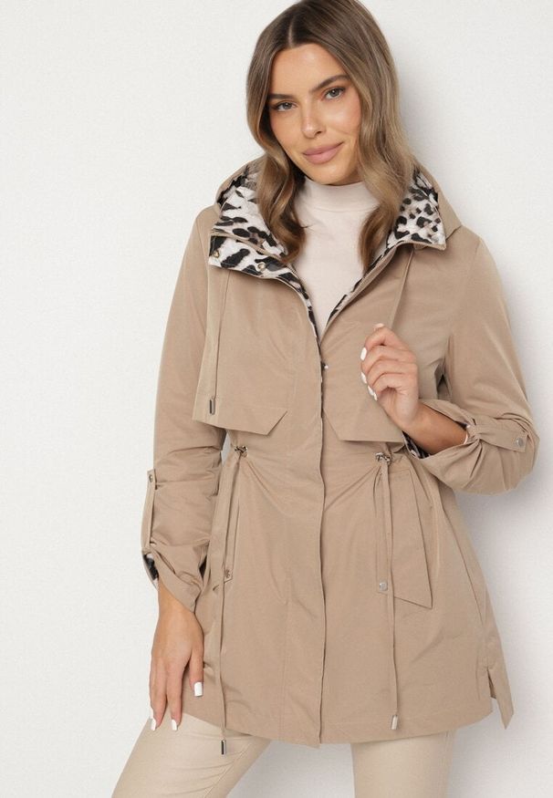 Born2be - Ciemnobeżowa Kurtka w Stylu Parki z Odpinanym Kapturem i Ozdobną Podszewką Ismerife. Okazja: na spacer, na co dzień. Kolor: beżowy. Styl: casual