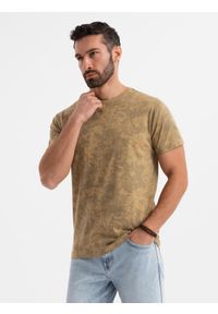 Ombre Clothing - Wzorzysta bawełniana męska koszulka z krótkim rękawem – oliwkowa V3 OM-TSFP-0223 - XXL. Okazja: na co dzień. Kolor: oliwkowy. Materiał: bawełna. Długość rękawa: krótki rękaw. Długość: krótkie. Wzór: nadruk. Styl: klasyczny, casual