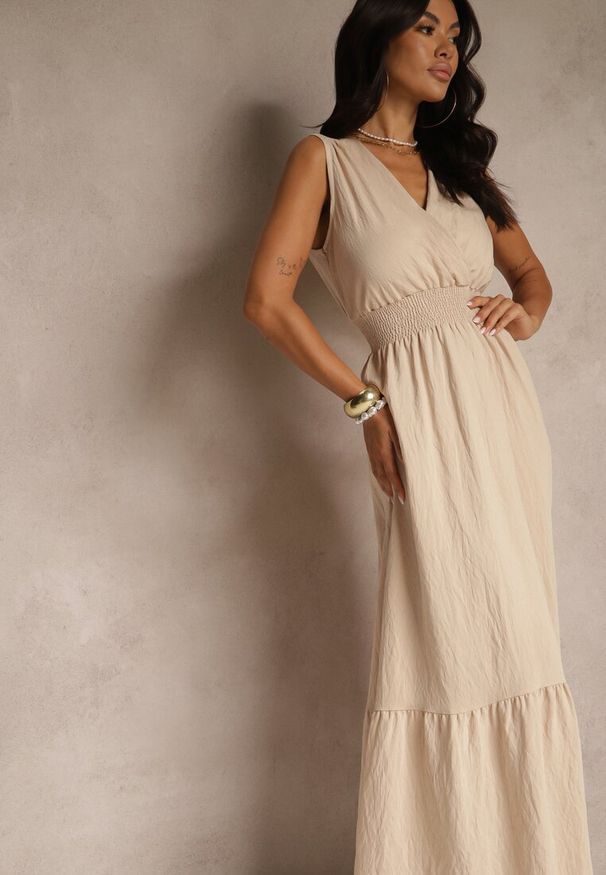 Renee - Beżowa Wiskozowa Sukienka o Kopertowym Kroju Bez Rękawów Silessa. Okazja: na co dzień. Typ kołnierza: dekolt w kształcie V. Kolor: beżowy. Materiał: wiskoza. Długość rękawa: bez rękawów. Typ sukienki: kopertowe. Styl: casual