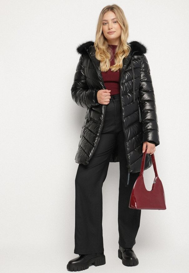 Born2be - Czarna Pikowana Kurtka z Kapturem z Futerkiem Zorria. Typ kołnierza: kaptur. Kolekcja: plus size. Kolor: czarny. Materiał: futro. Wzór: aplikacja