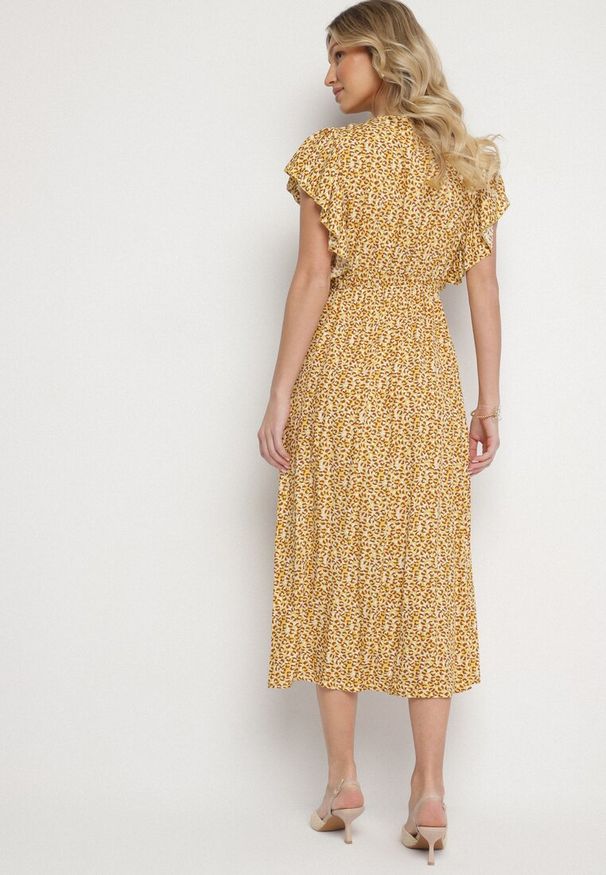 Born2be - Żółta Bawełniana Sukienka Rozkloszowana w Cętki z Ozdobnymi Guzikami Alulune. Okazja: na co dzień. Typ kołnierza: dekolt w kształcie V. Kolor: żółty. Materiał: bawełna. Długość rękawa: krótki rękaw. Styl: casual, elegancki