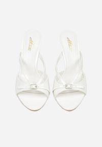 Born2be - Białe Lakierowane Klapki na Szpilce Zdobione Paskami i Klamerką Hemdithas. Okazja: na co dzień. Kolor: biały. Materiał: lakier. Wzór: aplikacja. Obcas: na szpilce. Styl: wizytowy, casual #9