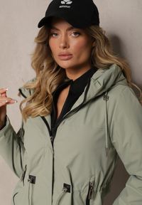 Renee - Jasnozielona Kurtka w Stylu Parki na Napy ze Ściągaczami w Pasie Ardodia. Okazja: na co dzień. Typ kołnierza: kaptur. Kolor: zielony. Materiał: jeans. Styl: elegancki, casual