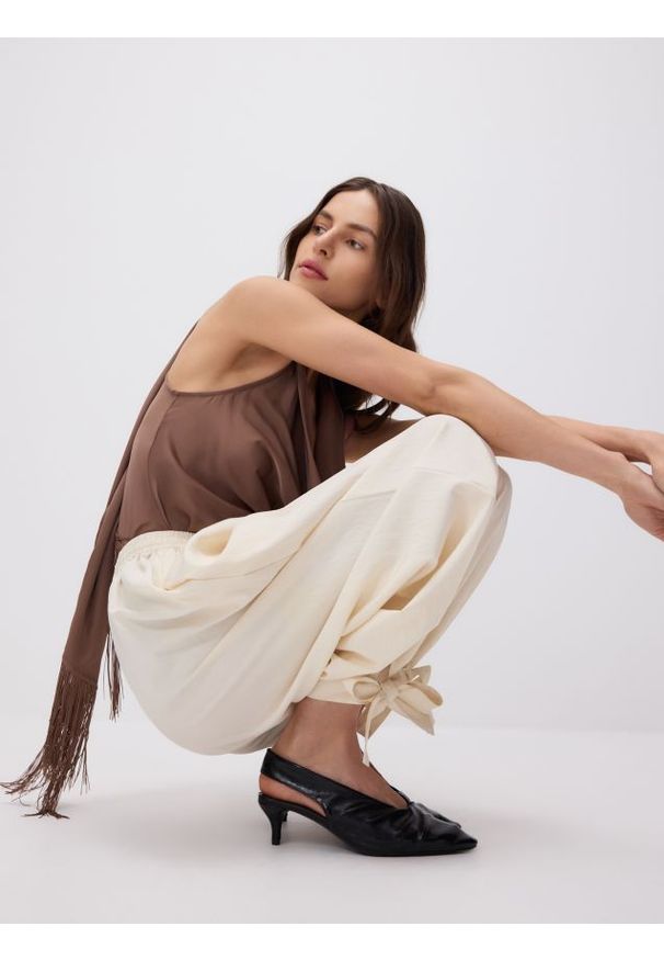 Reserved - Spodnie z wiązaniami na nogawkach - złamana biel. Materiał: tkanina, wiskoza