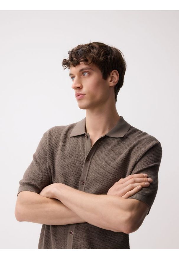 Reserved - Rozpinany sweter polo - brązowy. Typ kołnierza: polo. Kolor: brązowy. Materiał: dzianina, bawełna