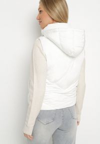 Born2be - Biała Klasyczna Kamizelka z Pikowanymi Przeszyciami i Kapturem Ollera. Okazja: na co dzień. Typ kołnierza: kaptur. Kolor: biały. Materiał: jeans. Styl: klasyczny #7