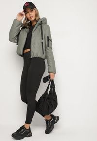 Born2be - Zielona Pikowana Kurtka z Kapturem o Klasycznym Kroju Tulasia. Okazja: na co dzień. Typ kołnierza: kaptur. Kolor: zielony. Materiał: jeans. Styl: klasyczny