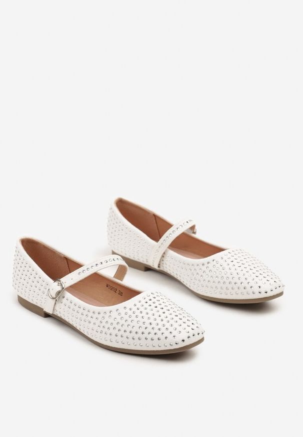 Renee - Białe Balerinki z Cyrkoniami All Over i Paskiem na Sprzączkę Benilsa. Okazja: na co dzień. Zapięcie: pasek. Kolor: biały. Obcas: na obcasie. Styl: casual, elegancki. Wysokość obcasa: niski