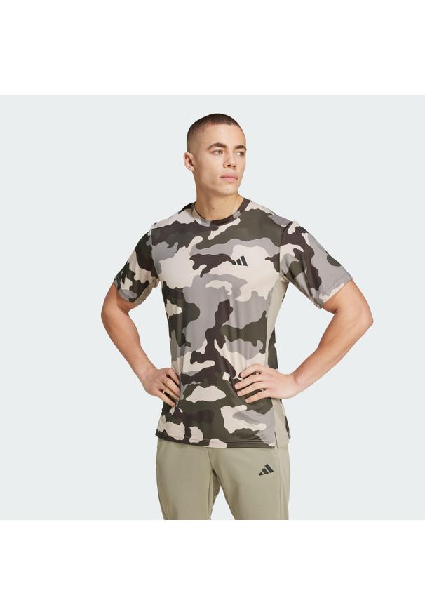 Adidas - Koszulka Train Essentials Camo Allover Print. Kolor: szary. Materiał: materiał. Wzór: nadruk. Sport: fitness