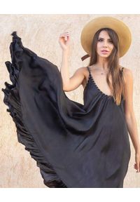 SCARLETT POPPIES - Czarna sukienka midi Truly Heavenly. Typ kołnierza: dekolt w kształcie V. Kolor: czarny. Materiał: bawełna, materiał. Długość rękawa: na ramiączkach. Długość: midi #3