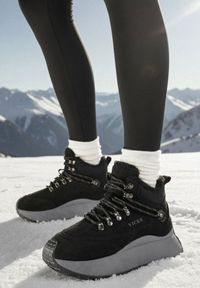 Born2be - Czarne Sportowe Sneakersy Śniegowce Vices na Grubej Podeszwie Nellsana. Okazja: na co dzień. Kolor: czarny. Materiał: jeans. Szerokość cholewki: normalna. Wzór: aplikacja #1