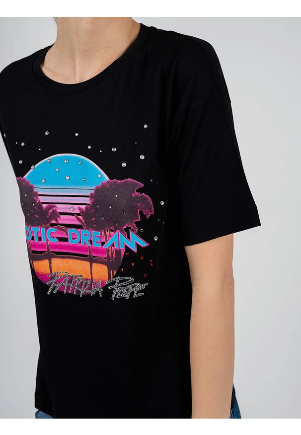Patrizia Pepe T-Shirt | 2M3839 A6T4 | Kobieta | Czarny. Kolor: czarny. Materiał: bawełna. Długość rękawa: krótki rękaw. Długość: krótkie. Wzór: aplikacja, nadruk