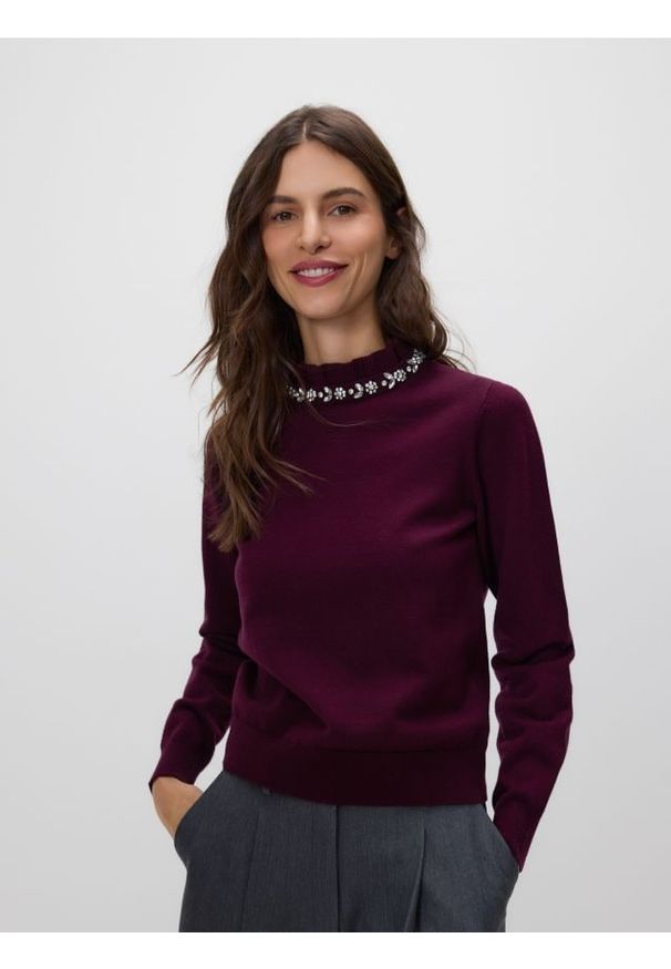 Reserved - Sweter z ozdobną aplikacją - ciemnofioletowy. Kolor: fioletowy. Materiał: dzianina, wiskoza. Wzór: aplikacja