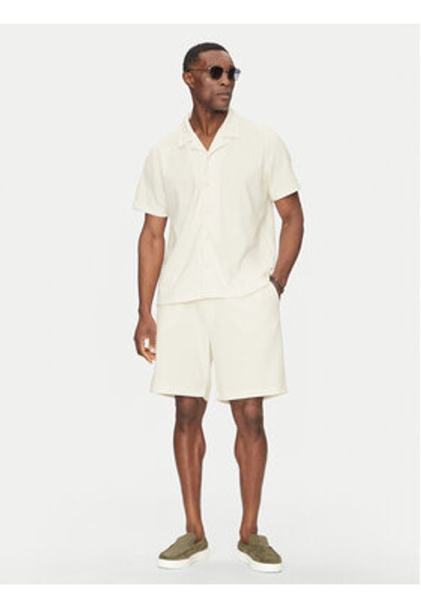 Guess Koszula M5GP21 KCRY0 Écru Regular Fit. Materiał: syntetyk