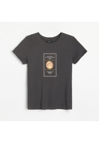 Reserved - Bawełniana koszulka z nadrukiem - Szary. Kolor: szary. Materiał: bawełna. Wzór: nadruk #1