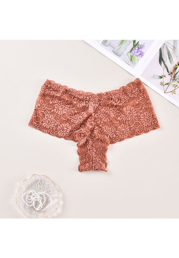 Intica - Koronkowe brazyliany z szerokim pasem na co dzień So. Kolor: beżowy. Materiał: koronka. Wzór: koronka