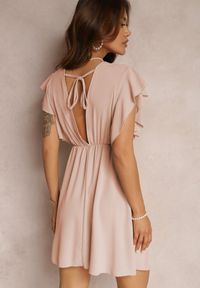 Renee - Różowa Sukienka Caniala. Kolor: różowy. Długość rękawa: bez rękawów. Typ sukienki: kopertowe. Styl: wizytowy. Długość: mini #5