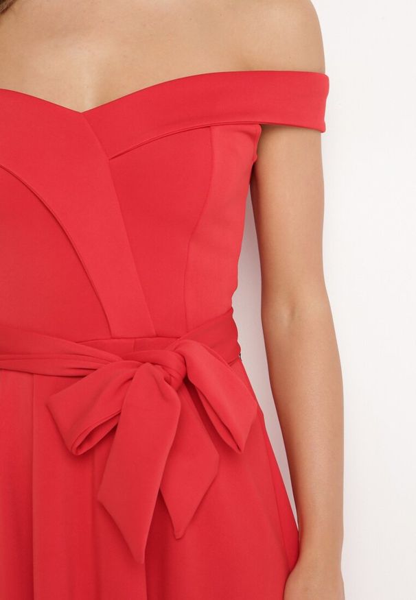 Born2be - Czerwona Elegancka Sukienka o Fasonie Hiszpanki z Materiałowym Paskiem Xaelia. Typ kołnierza: dekolt hiszpanka. Kolor: czerwony. Materiał: materiał. Styl: elegancki