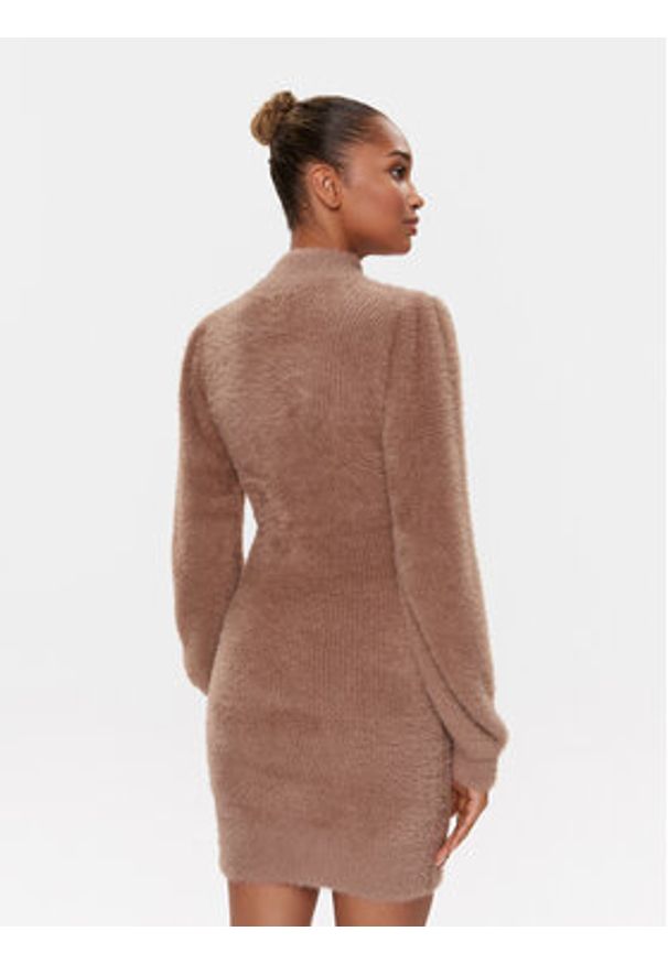 Guess Sukienka dzianinowa W3BK0Z Z3BS0 Brązowy Slim Fit. Kolor: brązowy. Materiał: syntetyk
