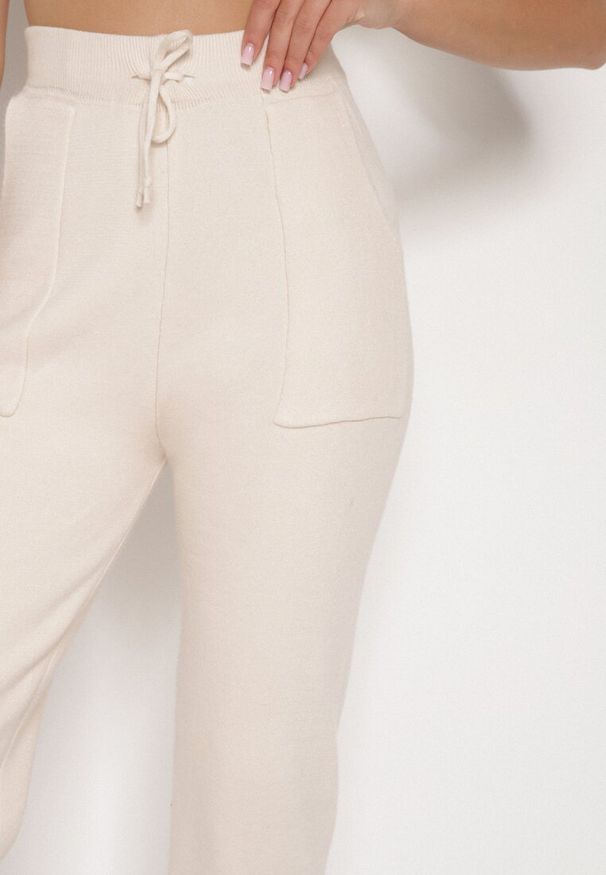 Born2be - Beżowe Sweterkowe Spodnie z Wełną z Ozdobnymi Kieszeniami Monilana. Okazja: na co dzień. Kolor: beżowy. Materiał: wełna. Styl: casual