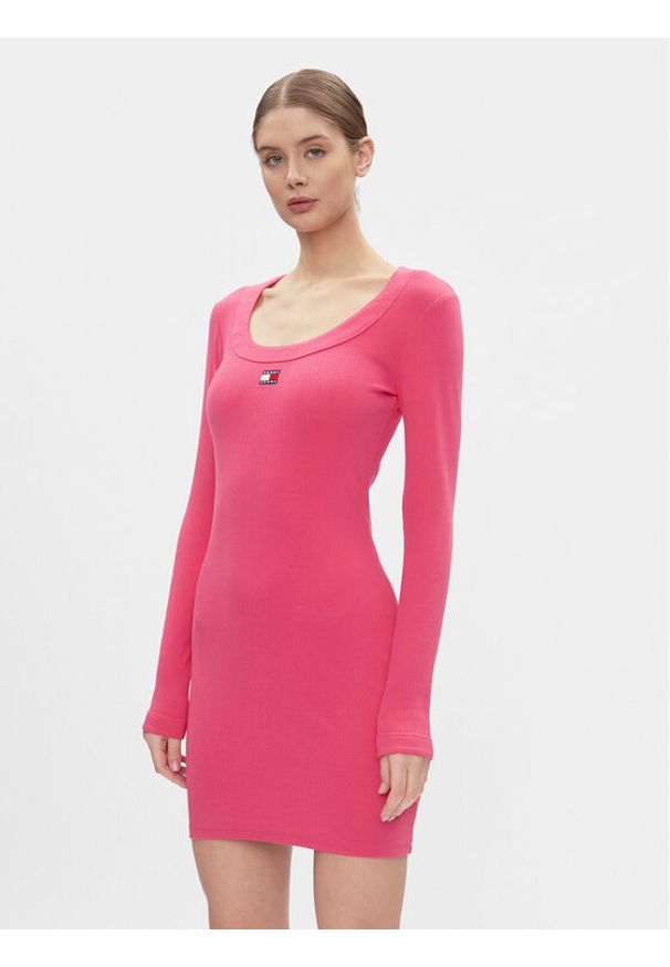 Tommy Jeans Sukienka dzianinowa Tjw Badge Rib Bodycon Ls DW0DW17424 Różowy Slim Fit. Kolor: różowy. Materiał: bawełna. Typ sukienki: bodycon