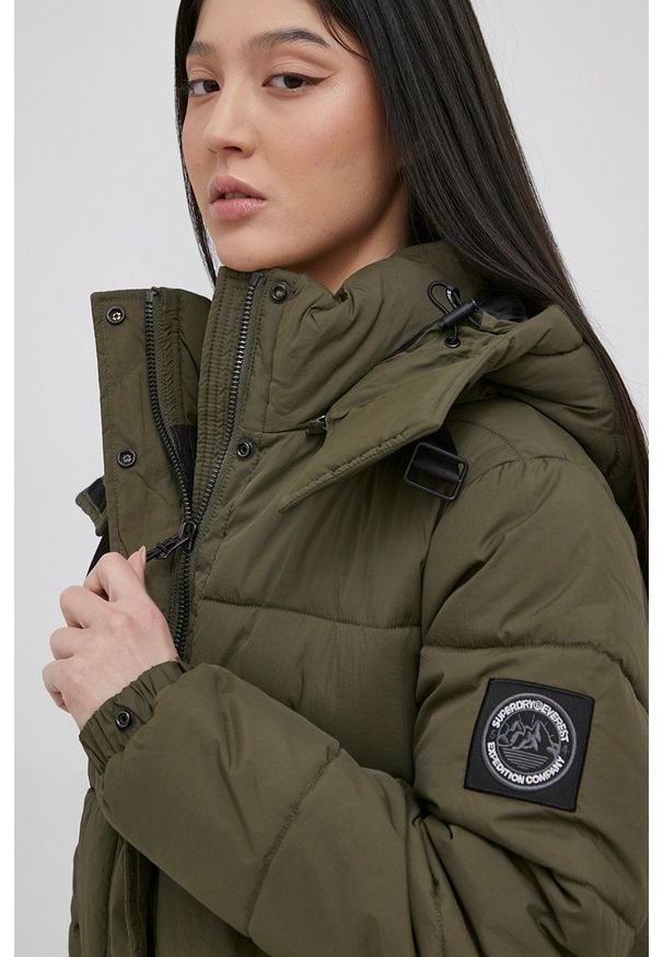 Superdry kurtka damska kolor zielony zimowa. Okazja: na co dzień. Kolor: zielony. Materiał: materiał, poliester. Wzór: gładki. Sezon: zima. Styl: casual