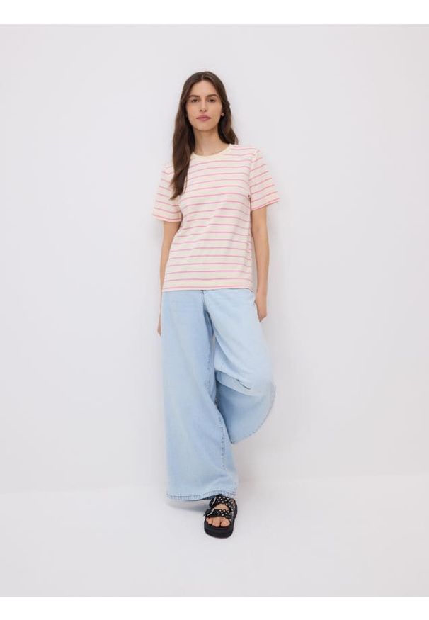 Reserved - T-shirt z bawełny merceryzowanej - brudny róż. Kolor: różowy. Materiał: bawełna