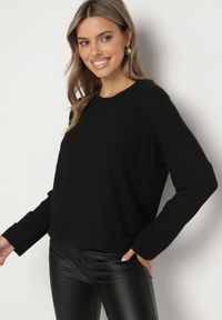 Born2be - Czarna Prążkowana Bluzka Longsleeve Gigiora. Okazja: na spotkanie biznesowe, na co dzień. Kolor: czarny. Materiał: prążkowany. Długość rękawa: długi rękaw. Styl: biznesowy, casual, elegancki #4