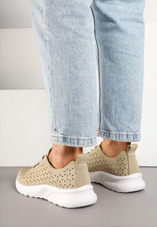 Renee - Ciemnobeżowe Sneakersy Ozdobione Ażurowym Wzorem Sareldi. Okazja: na co dzień. Kolor: beżowy. Materiał: jeans. Wzór: ażurowy, aplikacja