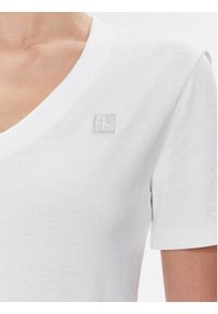 Calvin Klein Jeans T-Shirt Embro Badge J20J222560 Biały Regular Fit. Kolor: biały. Materiał: bawełna