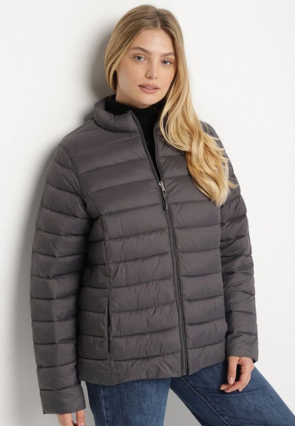 Born2be - Szara Pikowana Kurtka o Prostym Kroju z Niską Stójką Zeniva. Okazja: na co dzień, na spacer. Typ kołnierza: kołnierzyk stójkowy. Kolekcja: plus size. Kolor: szary. Materiał: dzianina, jeans. Styl: casual