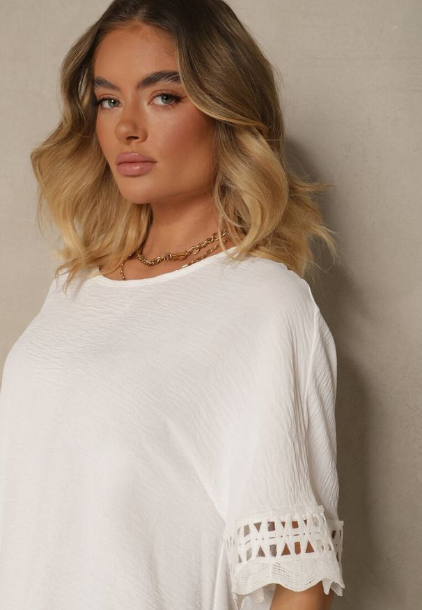 Renee - Biała Bluzka Ozdobiona Ażurowymi Rękawami Vorana. Okazja: na co dzień. Kolor: biały. Materiał: jeans. Wzór: aplikacja, ażurowy. Styl: klasyczny, elegancki, casual