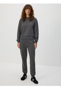 Reserved - Spodnie dresowe jogger z bawełną - ciemnoszary. Kolor: szary. Materiał: bawełna, dresówka