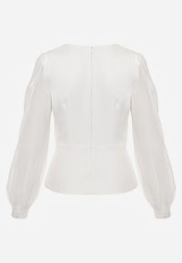 Born2be - Biała Bluzka Kopertowa VICES z Dekoltem V Bufiastymi Rękawkami i Zaakcentowanymi Ramionami Tine. Okazja: na co dzień, na komunię. Typ kołnierza: dekolt w kształcie V. Kolor: biały. Materiał: jeans. Długość rękawa: krótki rękaw. Styl: casual, elegancki #2