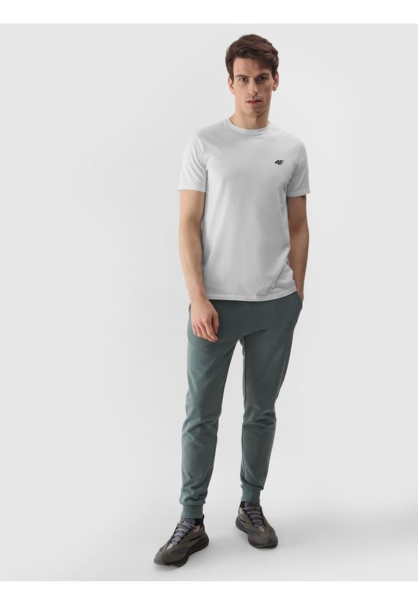 4f - 4F Spodnie dresowe joggery męskie - khaki M. Kolor: oliwkowy, brązowy, wielokolorowy. Materiał: dresówka. Wzór: gładki, jednolity, ze splotem