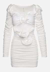 Born2be - Biała Sukienka Dopasowana z Naszywkami w Postaci Kwiatów i Marszczeniami oraz Wycięciami Jaleria. Kolor: biały. Wzór: aplikacja, kwiaty. Styl: elegancki #3