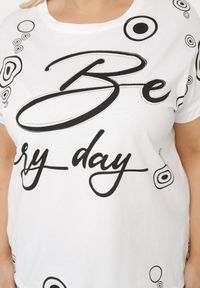 Born2be - Biały Bawełniany T-shirt z Napisem Be Every Day i Ściągaczem na Dole Ableza. Okazja: na co dzień. Kolekcja: plus size. Kolor: biały. Materiał: bawełna. Wzór: napisy. Styl: casual #6