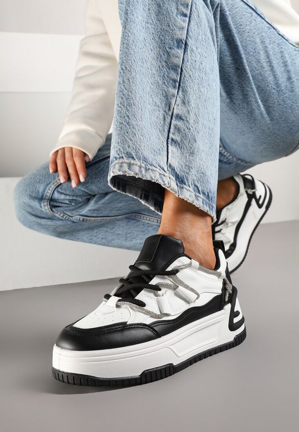 Born2be - Biało-Czarne Sneakersy na Grubej Podeszwie Zdobione Cyrkoniami Neothra. Okazja: na co dzień, na spacer. Kolor: biały. Materiał: jeans, dzianina. Wzór: aplikacja. Sport: turystyka piesza