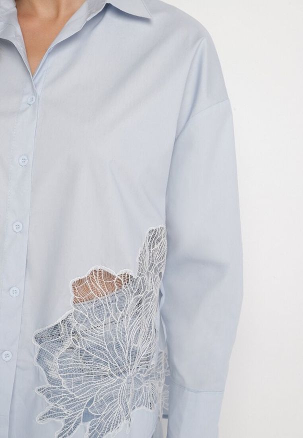 Born2be - Niebieska Bawełniana Koszula z Ażurowym Wzorem i Regulowanymi Rękawami Naloritha. Okazja: na co dzień. Kolor: niebieski. Materiał: bawełna. Wzór: ażurowy. Styl: casual