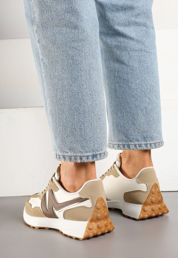 Born2be - Ciemnobeżowe Sneakersy Ozdobione Geometryczną Aplikacją Jenilitia. Okazja: na spacer, na co dzień. Kolor: beżowy. Materiał: jeans. Wzór: geometria, aplikacja. Sport: turystyka piesza
