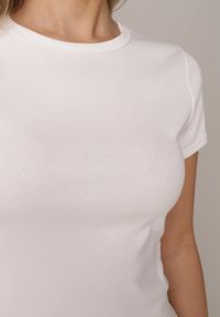 Born2be - Biały Dopasowany T-shirt z Prążkowanej Tkaniny z Bawełny Acalenos. Okazja: na co dzień. Kolor: biały. Materiał: bawełna, tkanina, prążkowany. Sezon: lato. Styl: elegancki, klasyczny, casual #3