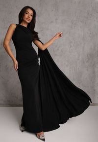 Renee - Czarna Wieczorowa Sukienka Marszczona z Wszytym Szalem i Biżuteryjną Broszką Cezalia. Okazja: na wesele, na studniówkę, na ślub cywilny. Kolor: czarny. Typ sukienki: proste. Styl: wizytowy #8