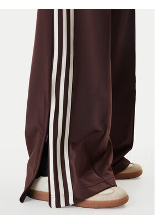 Adidas - adidas Spodnie dresowe Firebird KG3706 Brązowy Loose Fit. Kolor: brązowy. Materiał: syntetyk