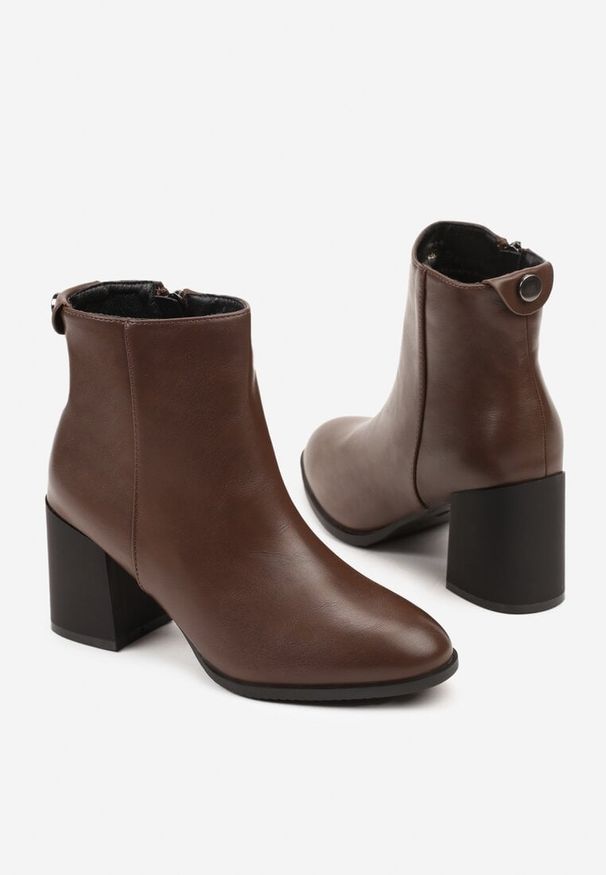 Renee - Brązowe Eleganckie Botki Vices na Słupku z Okrągłym Detalem przy Cholewce Widvire. Okazja: na co dzień, do pracy, na spotkanie biznesowe. Nosek buta: okrągły. Kolor: brązowy. Szerokość cholewki: normalna. Obcas: na słupku. Styl: elegancki