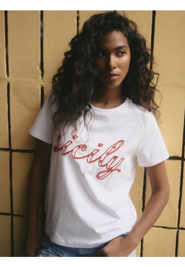 Reserved - T-shirt z naszywaną aplikacją - złamana biel. Materiał: dzianina, bawełna. Wzór: aplikacja