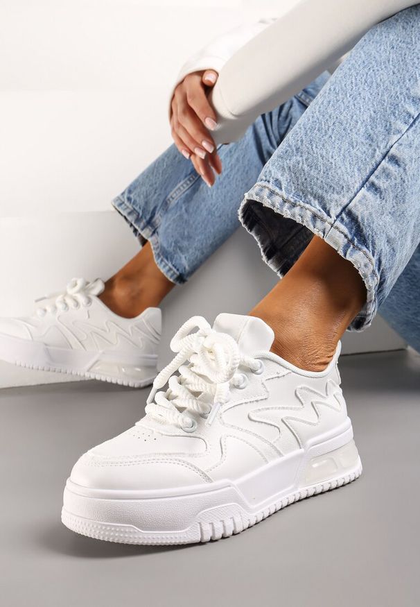 Born2be - Białe Sneakersy na Podeszwie z Ozdobną Wstawką i Szerokimi Sznurówkami Linnae. Okazja: na co dzień. Kolor: biały. Materiał: jeans